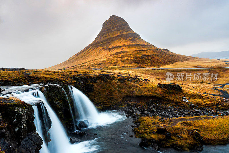 冰岛斯奈山半岛的 Kirkjufellsfoss 瀑布